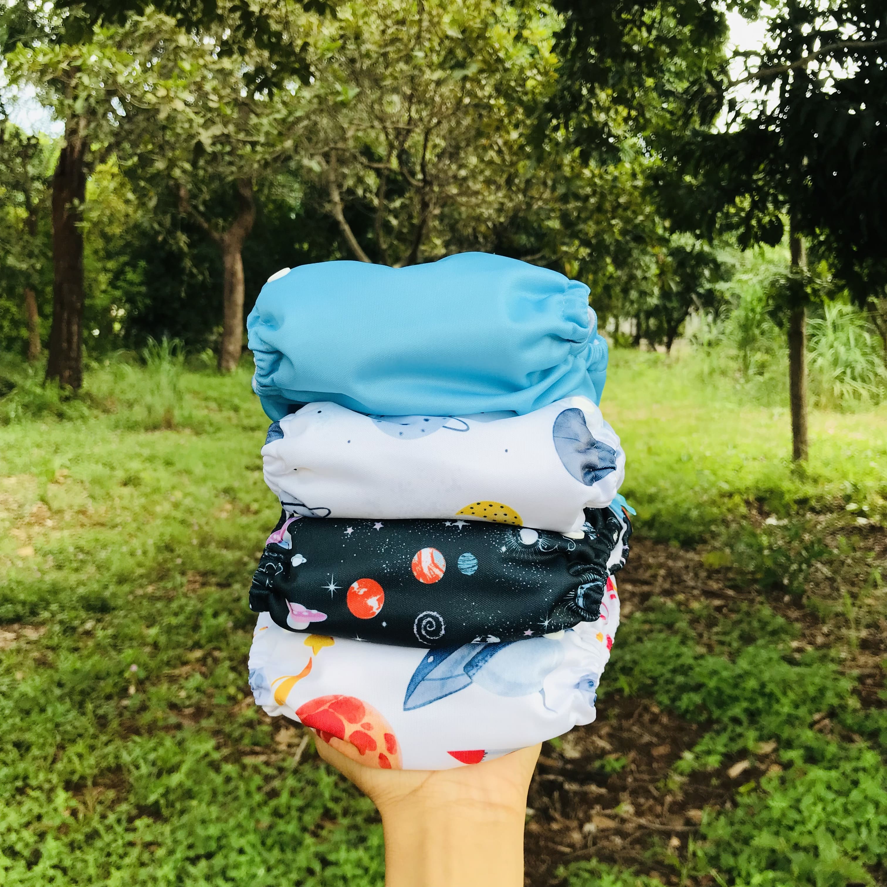 Kit com 4 Fraldas Eclógicas + 4 Absorventes Carvão de Bambu - Estampa Planetas